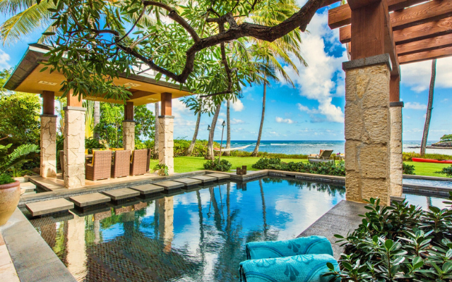 Al Fresco dining overlooking the private beach in Oahu