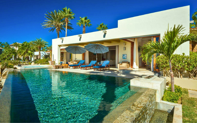 Casa Par's pool and deck