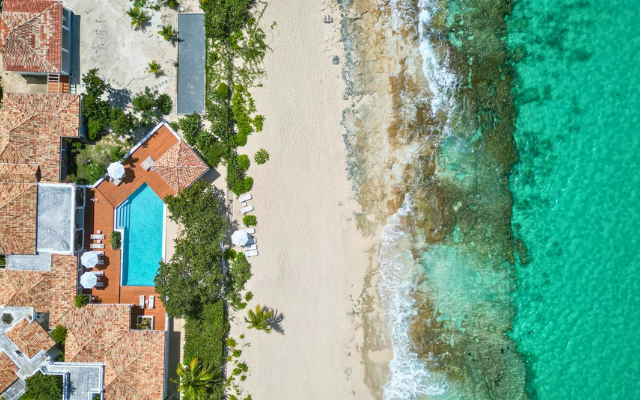 Beachfront villa overlooking the ocean