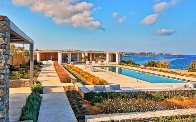 Open-air villa with pool and gardens next to the sea