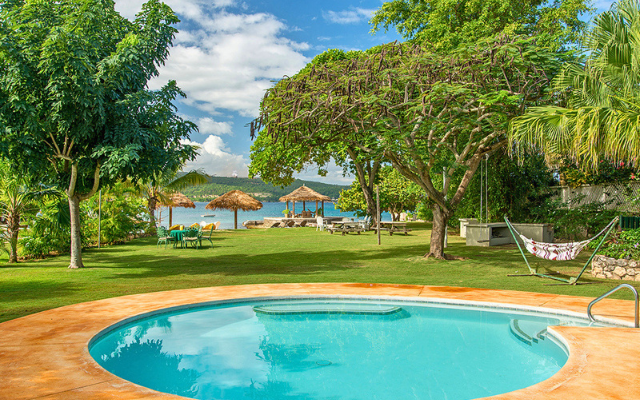 Linga-Awile Cottage on the Beach in Discovery Bay, Jamaica