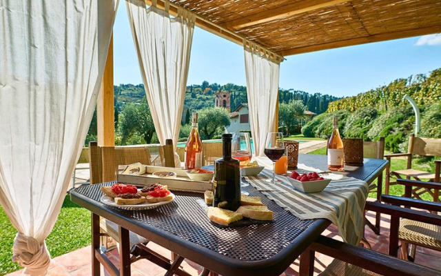 Image of table setting at Rica villa in Tuscany