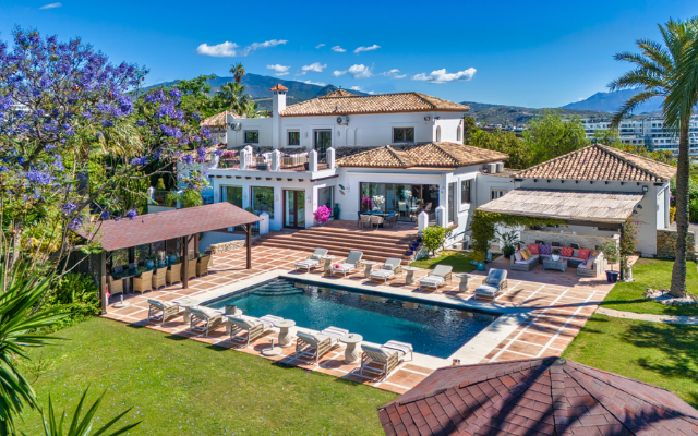 Image of Lucia villa's pool and backyard